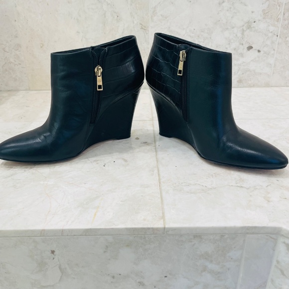 ANN TAYLOR {7.5} Black Leather Wedge Bootie Shoes Embossed "Lottie" - Picture 3 of 9